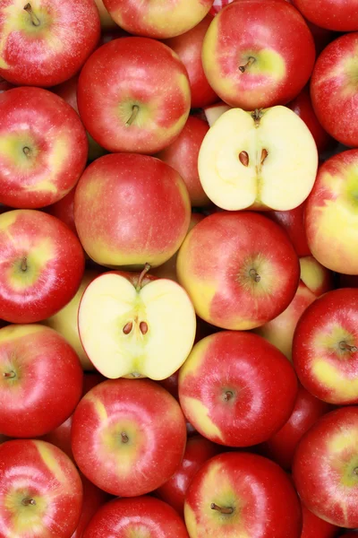 Manzanas rojas frescas formando un fondo — Foto de Stock