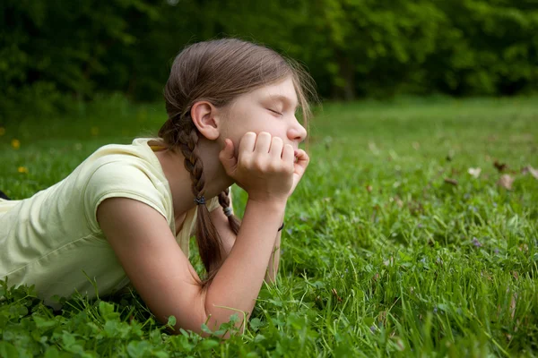 Little girl thinking in a park — Stock Photo, Image