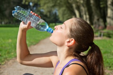 çekici kadın içme suyu sonra spor