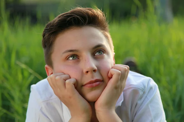 Niño joven relajándose y disfrutando — Foto de Stock