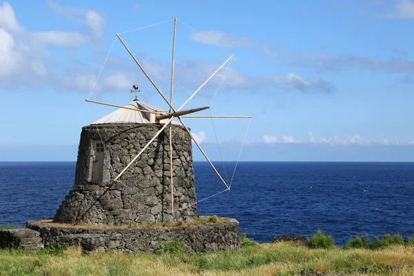 Velho moinho de vento na ilha do Corvo Açores — Fotografia de Stock