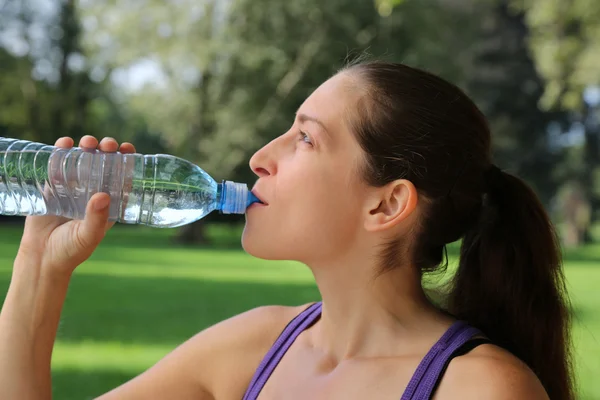 Питьевая вода после спорта — стоковое фото