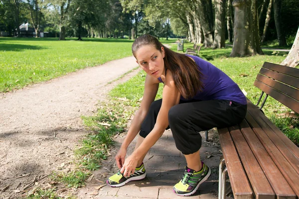 Attraktive Frau legt nach dem Sport eine Pause ein — Stockfoto
