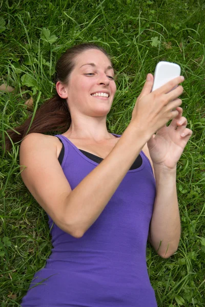 Jeune femme utilisant un smartphone — Photo