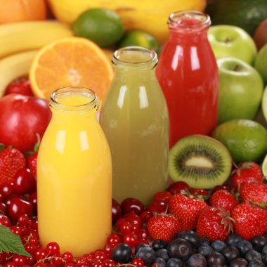portakal, çilek ve kivi yapılmış meyve smoothies