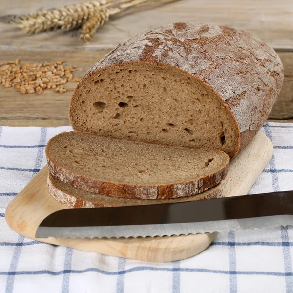 Тонкими скибочками пшеничний хліб — стокове фото