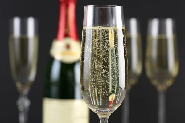 Champagne con bollicine in un bicchiere — Foto Stock