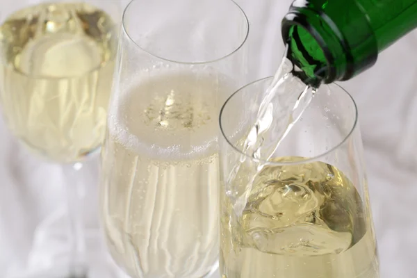 Шампанское, наливаемое в бокал — стоковое фото