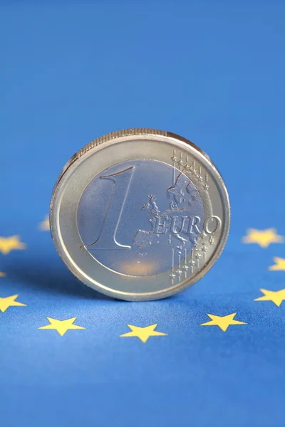 En euromønt på EU 's flag - Stock-foto