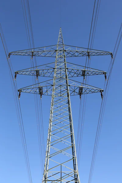 Ηλεκτρικός πυλώνας και μπλε ουρανός — Φωτογραφία Αρχείου