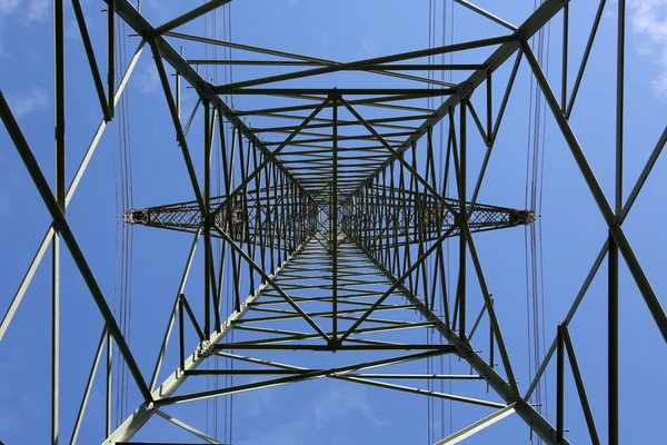 Pilón de electricidad desde abajo —  Fotos de Stock