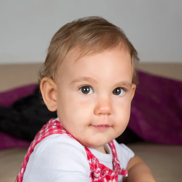 Baby blickt in Kamera — Stockfoto