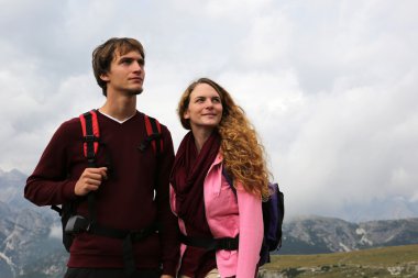 Genç çift dağlarda arıyor