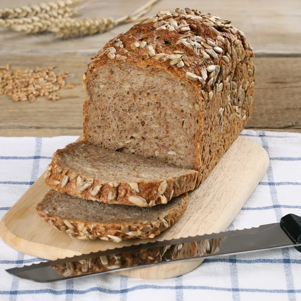 Vollkornbrot auf einem Holzbrett — Stockfoto