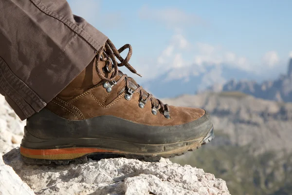 Botas de senderismo en las montañas — Foto de Stock