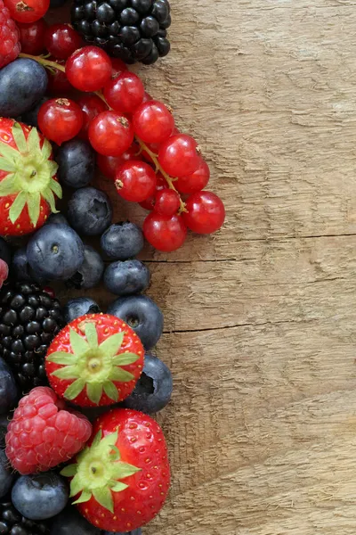 Frische Beeren auf einem Holzbrett — Stockfoto