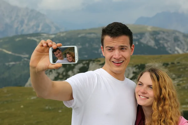 Tomar fotos con un teléfono inteligente como memoria de vacaciones — Foto de Stock