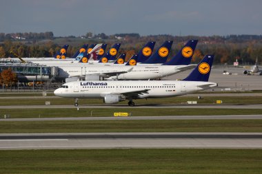 Lufthansa Münih Havaalanı'nda uçak