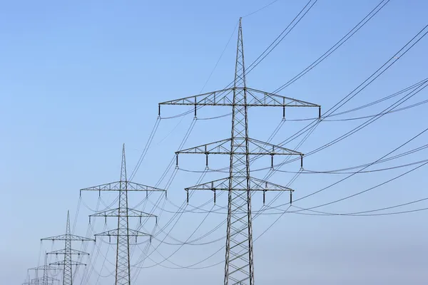 Ηλεκτρικής ενέργειας γραμμές και πύργοι — Φωτογραφία Αρχείου