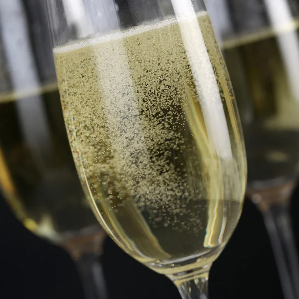 Champagne frizzante su sfondo nero — Foto Stock