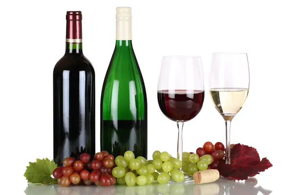 Κρασί σε φιάλες που έχουν απομονωθεί σε λευκό — Φωτογραφία Αρχείου