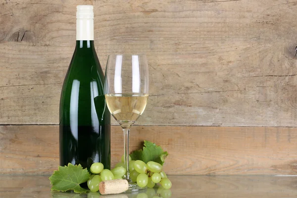 White wine in wine bottle and glass — Stock Photo, Image