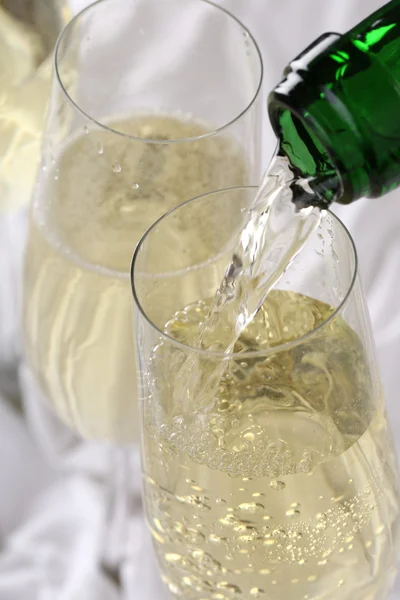 Șampanie turnată într-un pahar de ziua de naștere sau de Anul Nou — Fotografie, imagine de stoc