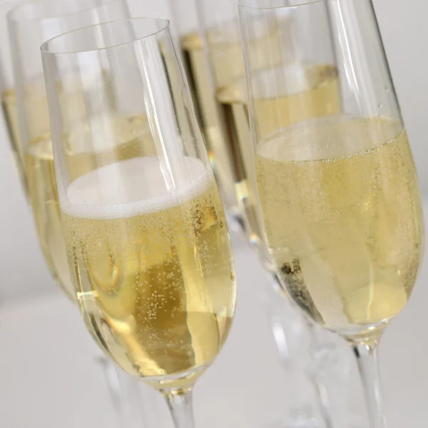 Champagne in occhiali su un tavolo — Foto Stock