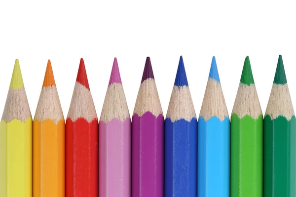 Izole bir satırda renkli kalemler okul malzemeleri — Stok fotoğraf