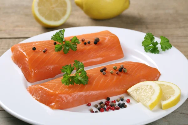 Gerookte zalm vis op een plaat — Stockfoto