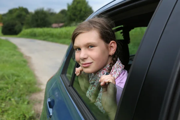 Молодая девушка в машине — стоковое фото