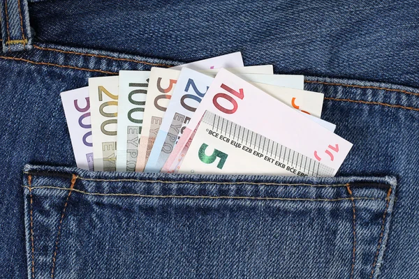 在裤子口袋里的所有欧元纸币。 — 图库照片