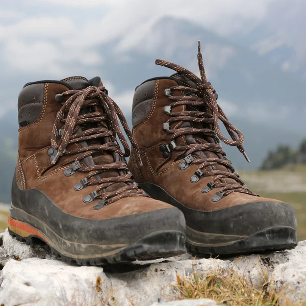 Обувь для пеших прогулок в горах — стоковое фото