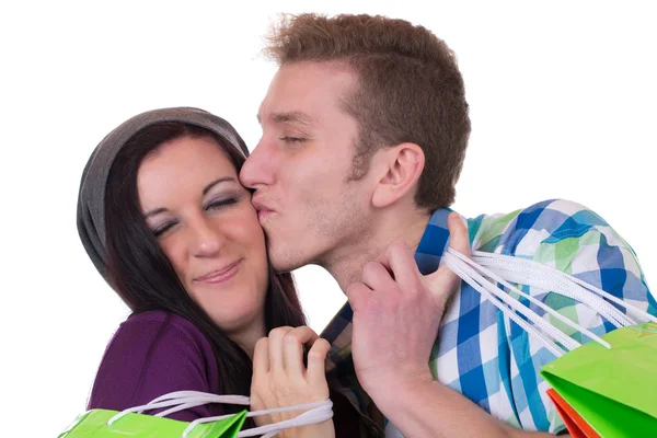 Jovem casal beijando enquanto faz compras, tema do amor — Fotografia de Stock