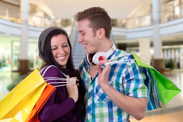 Giovane coppia divertirsi mentre lo shopping in un centro commerciale — Foto Stock