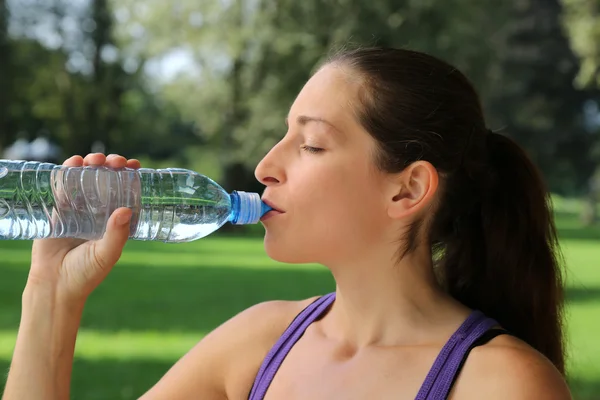 ジョギングや実行している後の水を飲む — ストック写真
