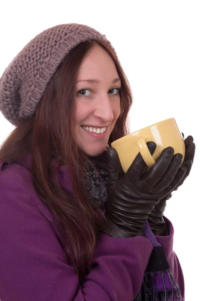 Молодая женщина зимой пьет чашку горячего чая — стоковое фото