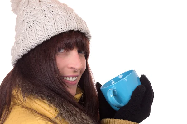 Usmívající se žena pít šálek horkého čaje v zimě — Stock fotografie