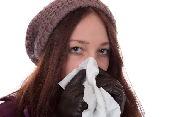 Junge Frau mit Schnupfen und Grippeviren niest — Stockfoto