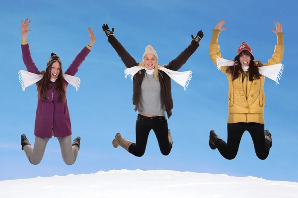 Donne felici che saltano in inverno — Foto Stock