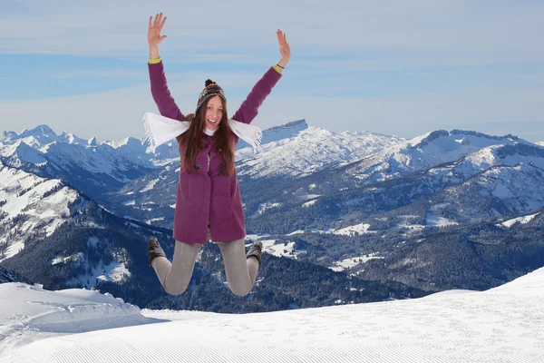 Genç bir kadın için sevinç ve mutluluk Dağları'nda atlama — Stok fotoğraf
