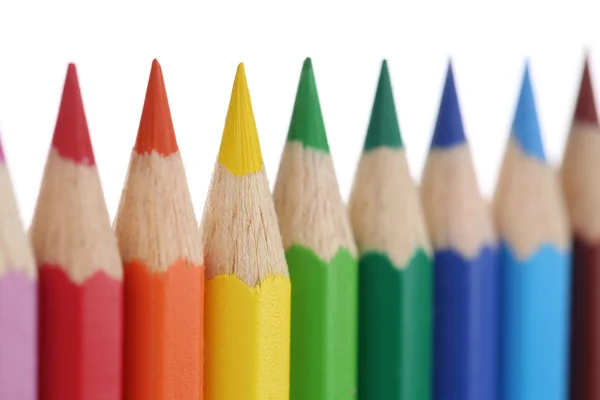 Kleurpotloden voor kinderen in een rij, geïsoleerd — Stockfoto