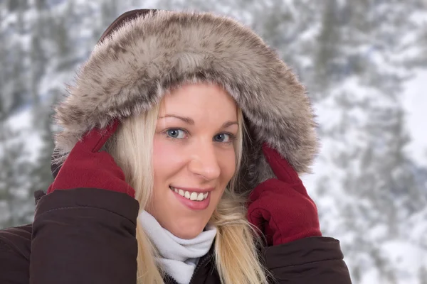 Young woman in winter wearing a fur collar — Stock Photo, Image