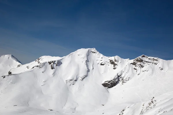 冬に雪で覆われた白い山 — ストック写真