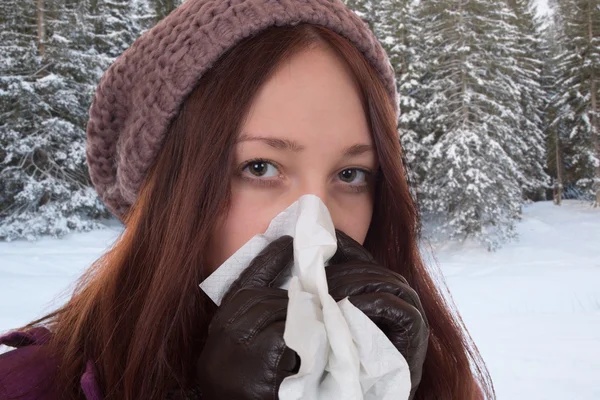 Junge Frau mit Erkältung und Grippevirus im Freien — Stockfoto