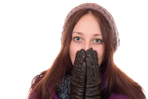Junge Frau mit Handschuhen und Mütze friert im Winter — Stockfoto