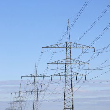 Strommasten vor blauem Himmel Thema Energie und Strom clipart