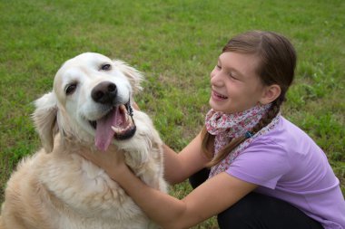 nazik und hund spielen auf wiese