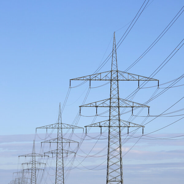 Strommasten vor blauem Himmel Thema Energie und Strom