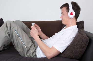 Genç adam müzik dinliyor.